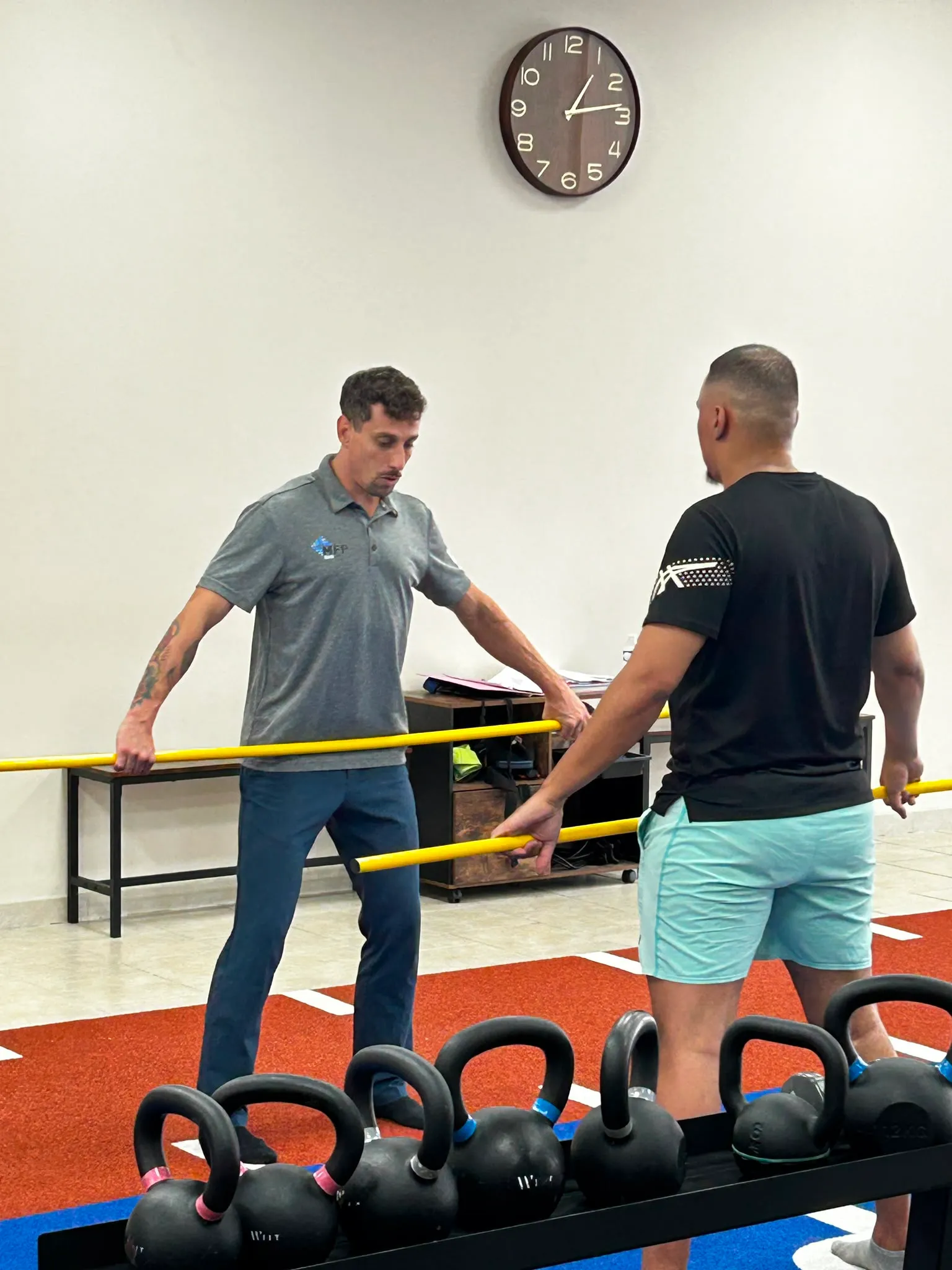 Étirement guidé par le préparateur physique à MFP Sport