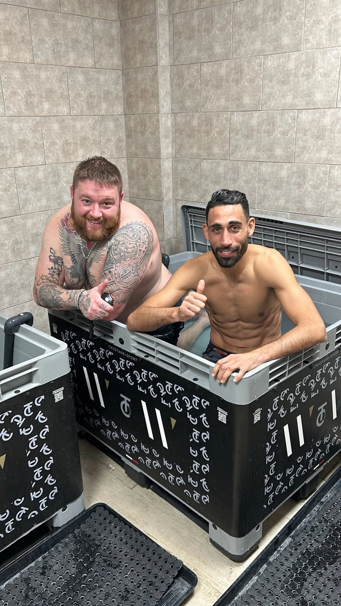 Deux membres en séance de récupération au Cryo-Tank