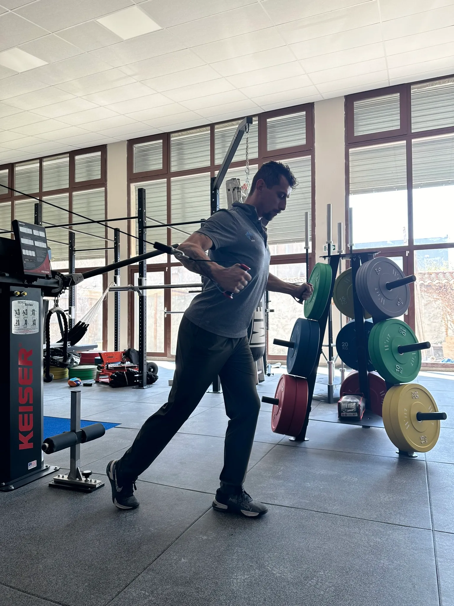 Entraînement sur machine Keiser à MFP Sport, Arles
