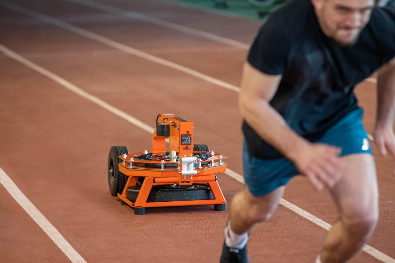 Sprint résisté sur la piste d'athlétisme intérieure